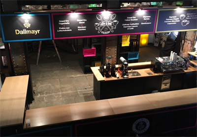 Degustationstheke mit Einbauten, Ausschankbereich und Bar-Insel