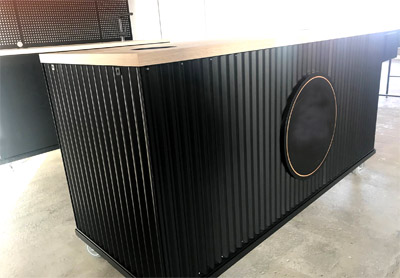 Eventbar Outdoortheke aus Aluminium mit Ansatztischen zerlegbar Werbeschilder R�ckwand Lochblechtafel