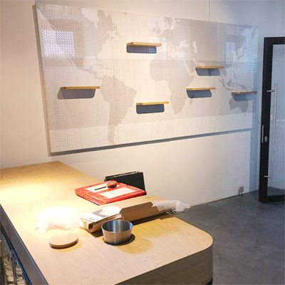 Empfangstheke mit Sp�le und Empfangsbereich mit Lochr�ckwand mit Digitaldruch und Einh�ngeb�den