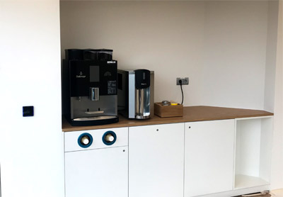 Kaffeepoint mit ausziehbarer Sp�le, Becherauszug, Schubladen und Zubeh�rkasten