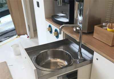 Kaffeepoint mit ausziehbarer Sp�le, Becherauszug, Schubladen und Zubeh�rkasten