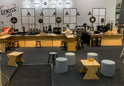 Empfangstheke Bewegung OSB schwarz lackiert mit Messingkante